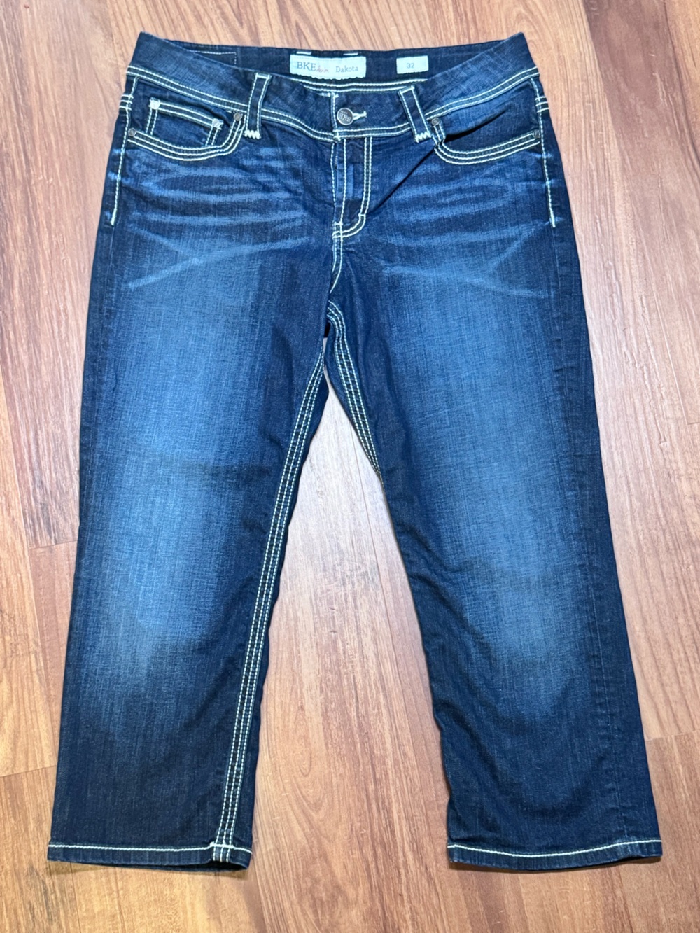 BKE Dakota Capris Dark Blue Cropped Jeans with Cream Contrast Stitching size 32